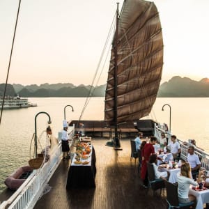 Croisières dans la baie de Halong avec «Bhaya Classic» de Hanoi: f&b: BBQ on Sundeck