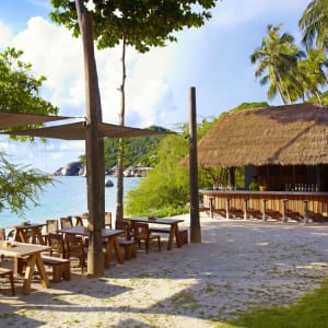 The Beach Club by Haadtien à Ko Tao:  Beach Bar