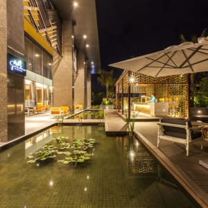 Crowne Plaza Vientiane:  Garden Beer Garden & Terrace