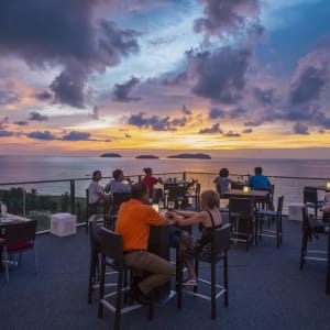 The Pacific Sutera Hotel à Kota Kinabalu:  beach: f&b: Horizons Sky Bar during Sunset