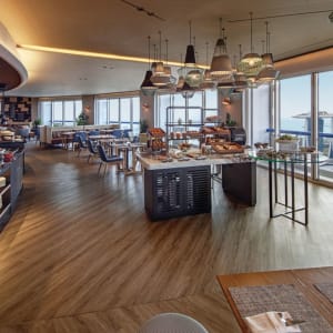 Swissotel The Stamford in Singapur:  L65 Dining with a view