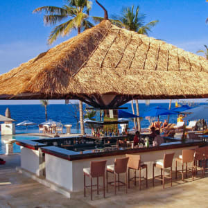 Siddhartha Oceanfront Resort & Spa in Ostbali:  Pool Bar