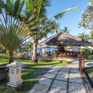 Siddhartha Oceanfront Resort & Spa in Ostbali:  Pool Bar