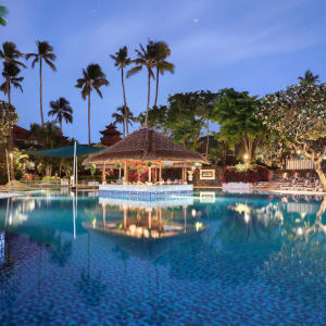 Nusa Dua Beach Hotel & Spa-Handwritten Collection in Südbali:  Pool Bar