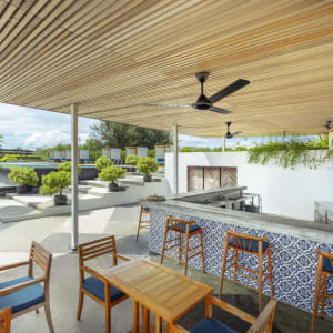 Cove 55 à Kuching:  Pool Bar