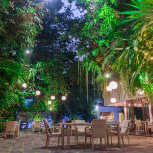 Colombo Court Hotel & Spa:  Pool Side Outdoor Restaurant