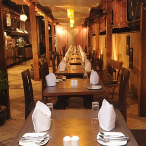 Fariyas à Mumbai:  Poolside Restaurant