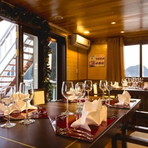 Croisières dans la baie de Halong avec «Bhaya Premium» de Hanoi: f&b: Restaurant