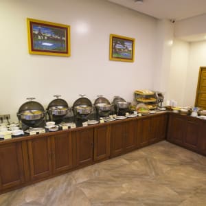 Yadanarpon Dynasty in Mandalay:  Restaurant | Buffet