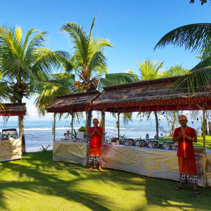 Puri Dajuma à Nord de Bali:  Restaurant Rama - Buffet in garden