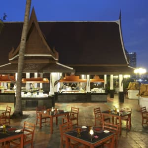 Anantara Riverside Bangkok Resort:  Riverside Terrace