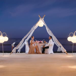 Nusa Dua Beach Hotel & Spa-Handwritten Collection in Südbali:  Romantic Dinner