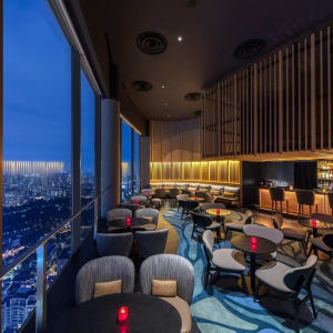 Swissotel The Stamford in Singapur:  SKAI Bar Evening View