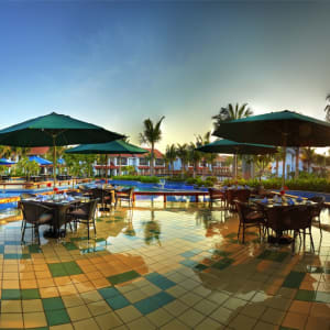 Radisson Blu Resort, Temple Bay Mamallapuram à Mahabalipuram:  Water Edge Cafe Pool Deck