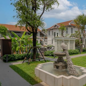 Souphattra Heritage Vientiane:  Garden and swimmingpool
