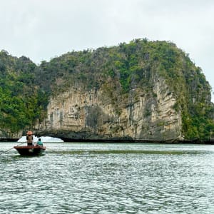 Croisière dans la baie de Bai Tu Long avec « Violet » de Hanoi: Floating fishing village excursion