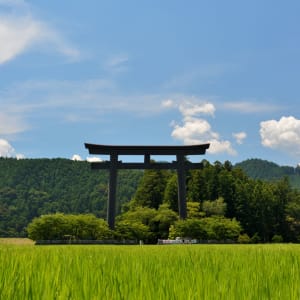 Kumano Kodo: Japans heiliger Pilgerpfad ab Kyoto: Guard frame at the entrance to a Shinto shrine