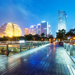 Tongli - Suzhou - Hangzhou Tour ab Shanghai: Hangzhou: skyscrapers at night 