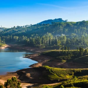 Sri Lanka im Sommer ab Colombo: Hatton Castlereigh reservoir surrounded by tea plantations