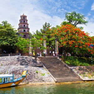 Découverte active du centre du Vietnam de Hué: Hue: Thien Mu pagoda with Perfume River