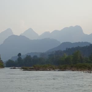 Naturschönheiten Nordlaos' ab Luang Prabang: Impressing mountains on Nam Ou River