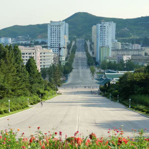 Nordkorea Kompakt ab Pyongyang: Kaesong: Main Road view from Kim Il-sung Statue