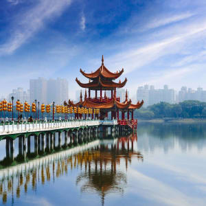 Taiwan – Grosse Mietwagenrundreise ab Taipei: Kaohsiung: temple with city in the background