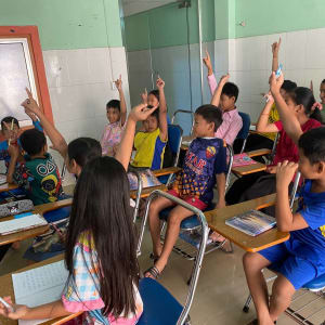 Phnom Penh, ville de contrastes: Kids at school