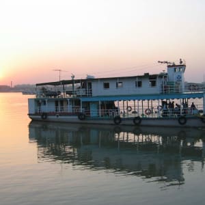 Sonnenuntergang auf dem Hooghly Fluss in Kolkata: Kolkata Hooghly River (Gallus)