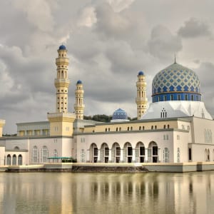 Höhepunkte Borneos ab Kuching: Kota Kinabalu: Masjid Terapung Likas - City Mosque