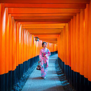 Höhepunkte Japans mit Verlängerung ab Tokio: Kyoto Fushimi Inari Shrine with Woman in traditional Kimono