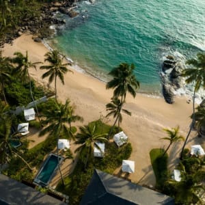 Ahu Bay à Ahungalla:  aerial view