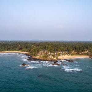 Ahu Bay à Ahungalla:  aerial view