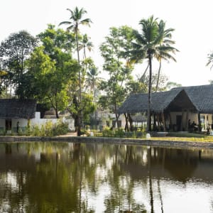 Xandari Pearl Beach Resort à Mararikulam:  By the lake