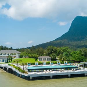 Cove 55 à Kuching:  Cove 55 with Mt. Santubong