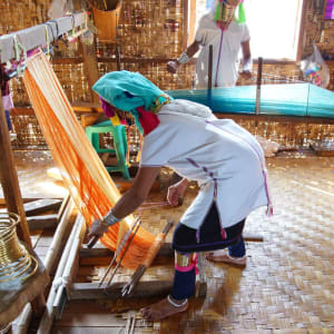 Kayah - Reise in eine verborgene Welt ab Inle Lake: Long necked Kayan Padaung woman weaving on a loom