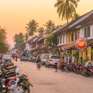 Luang Prabang aktiv erleben: Luang Prabang: Street in old part of town at sunset