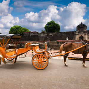 Stadtrundfahrt Manila, inkl. Mittagessen: Manila Horse Drawn Carriage parking in front of Fort Santiago