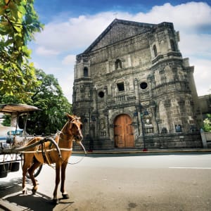 Le vieux Manille sur un vélo de bambou: Manila Horse Drawn Carriage parking in front of Malate church 