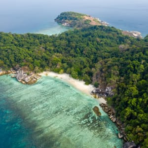 Croisière en voilier dans l'archipel paradisiaque des Mergui de Kawthaung: Mergui Archipel aerial drone view