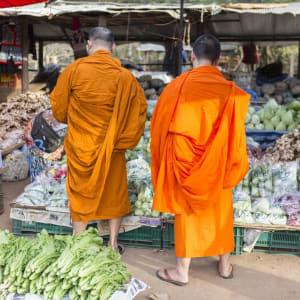 Railway Market & Schwimmender Markt Damnoen Saduak in Bangkok: Monks