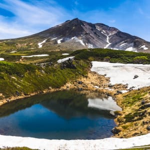 Mietwagen Rundreise «Hokkaido Kompakt» ab Sapporo: Mount Asiahidake viewed from Meoto Pond