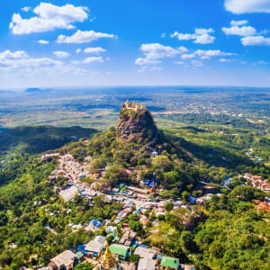 La fascination du Myanmar – un pays en mutation de Yangon: Mount Popa aerial view