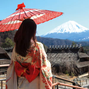 Circuit en groupe «Découverte active du nord du Japon» de Memanbetsu: Mt. Fuji - japanese woman with traditional  kimono and red umbrella