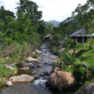 Les beautés naturelles du nord du Laos avec Trekking de Luang Prabang: Nam Kat Yorla Pa Resort by a stream