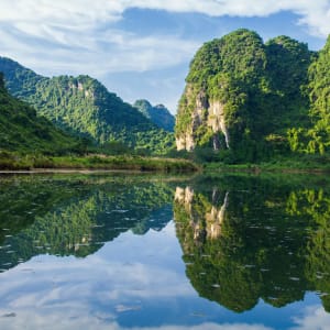 Le royaume naturel de Tam Coc à Hanoi: Ninh Bin: Trang An and Tam Coc Bich Dong - beautiful reflections on the water