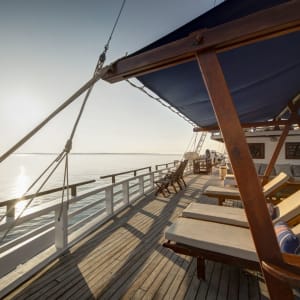 Kreuzfahrt zu den Komodo-Waranen ab Labuan Bajo: Ombak Putih Rear Deck
