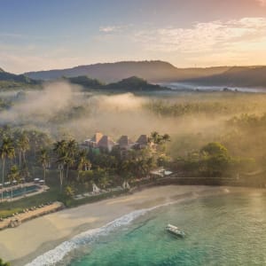 Candi Beach Resort & Spa in Ostbali:  Beachfront view at dawn