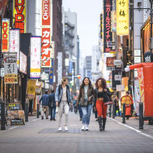 Tokios Trendviertel entdecken: People walking in Shibuya District