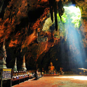 Mietwagen-Rundreise in den Süden ab Bangkok: Phetchaburi - Buddha cave at Tham Khao Luang